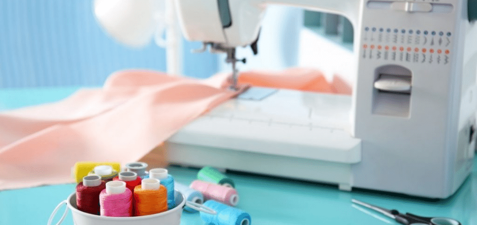 maquina-de-coser-con-hilos-de-varios-colores